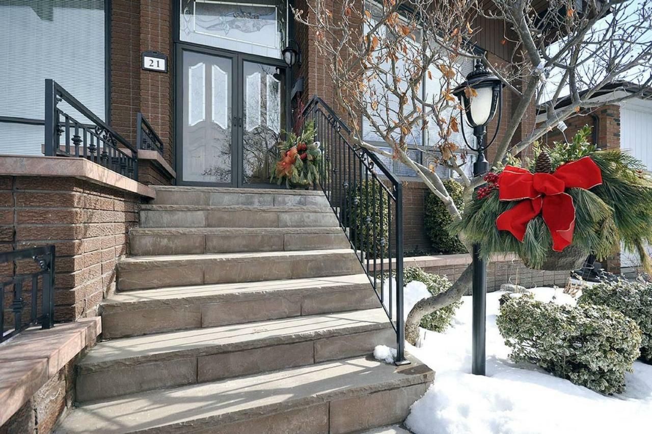 A Stunning Chalet Style Home Toronto Exterior photo